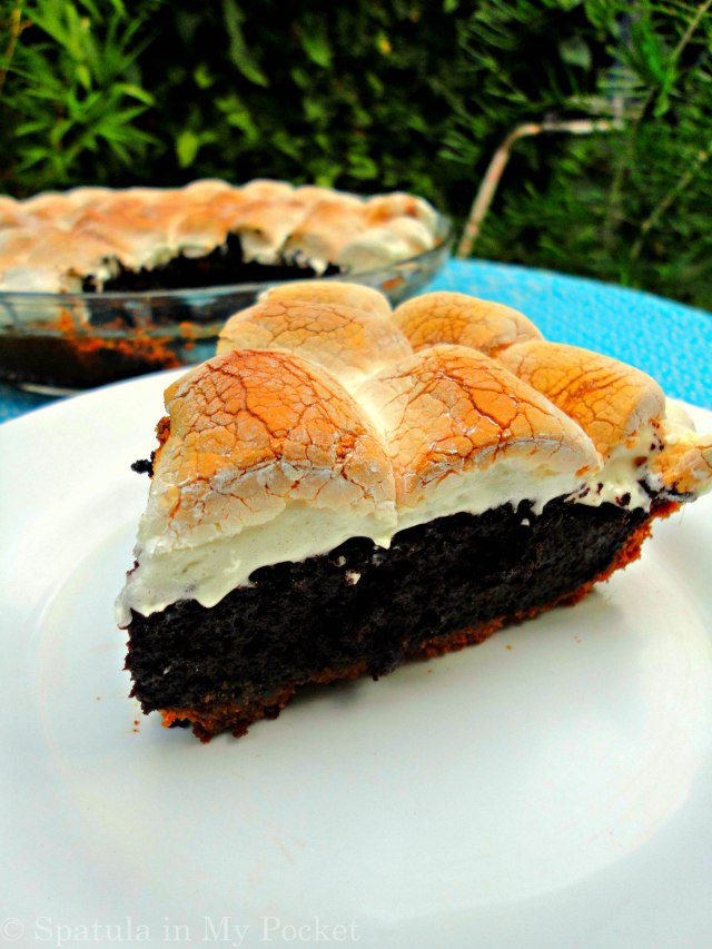 S'mores Brownie Pie. A biscuit crust, a brownie filling, and topped with gooey roasted marshmallows=YUM  Recipe at: https://spatulainmypocket.com/2015/08/17/smores-brownie-pie/