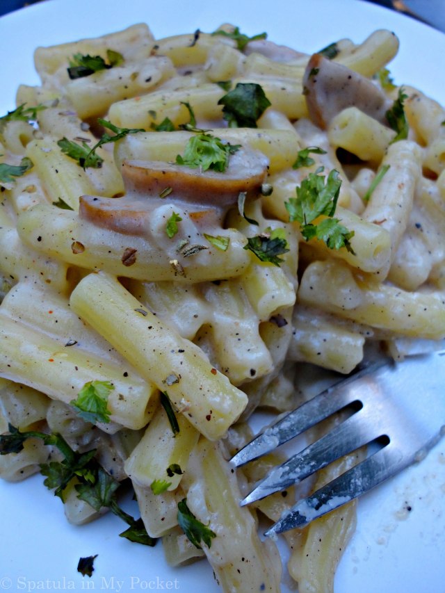 Creamy garlic pasta. This light, and garlicky and oh so delicious pasta is like the skinny version of the classic Alfredo.