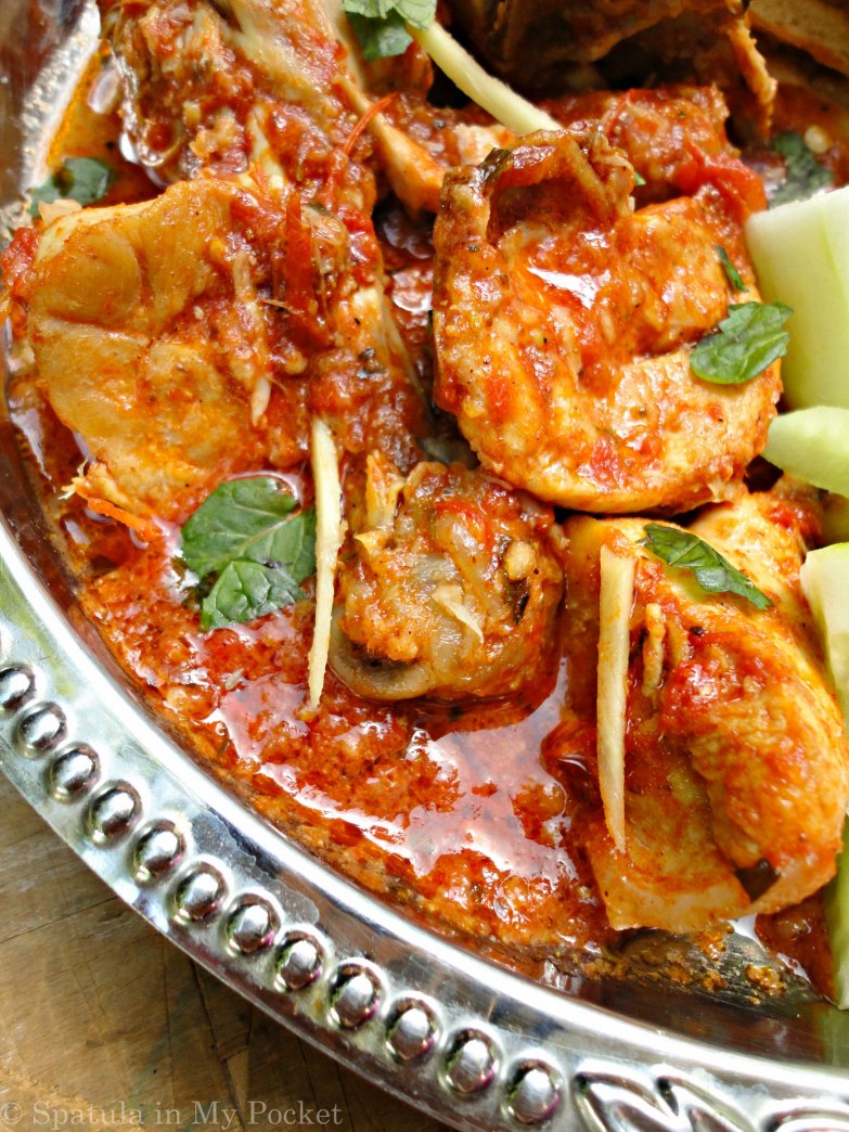 A true dhaba style karhai. Tender pieces of chicken all soaked in a spicy tomato gravy. 