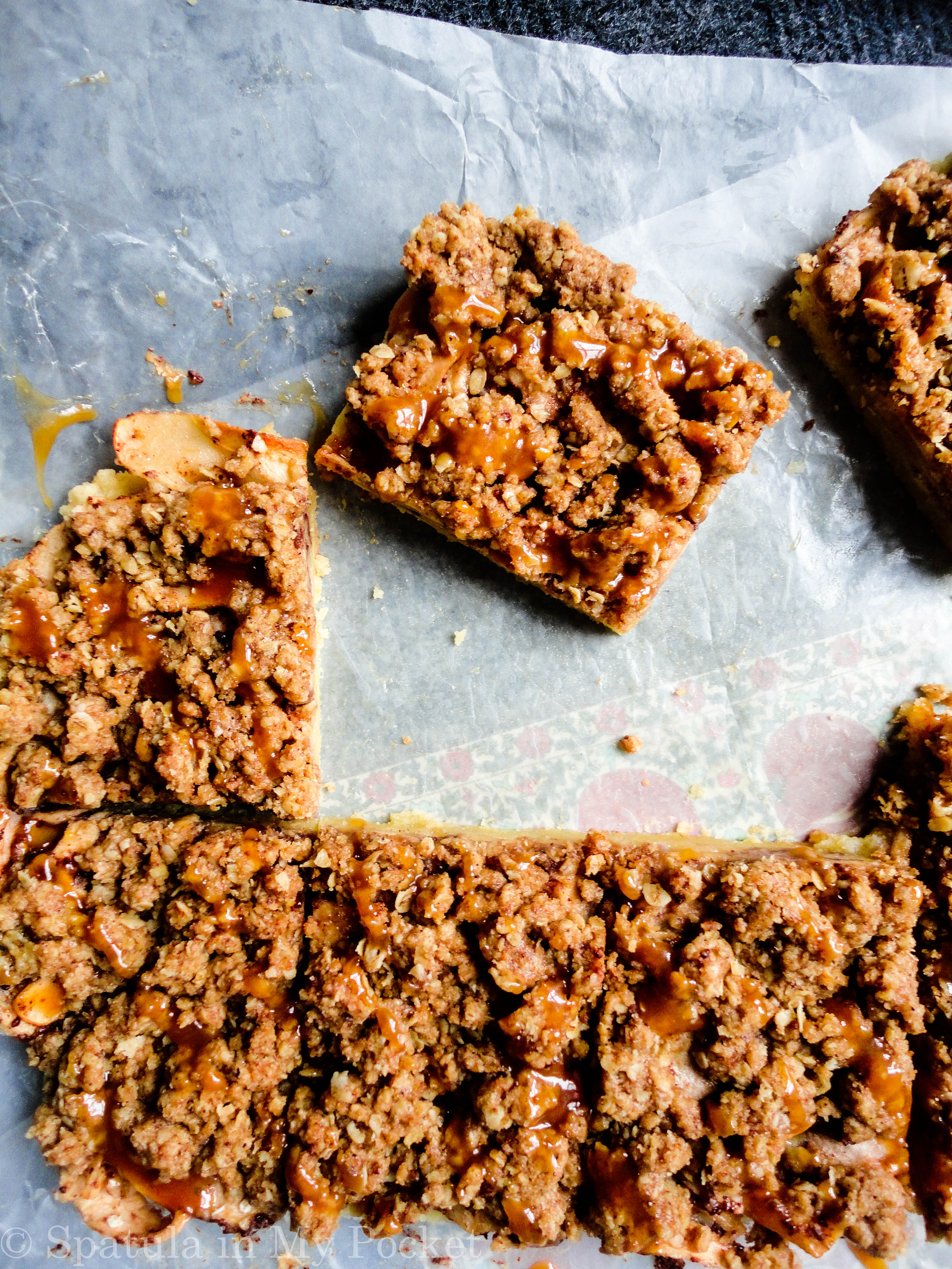 Shortbread crust. Cinnamon apples. Crumb topping. Salted caramel. Apple pie bars...The perfect fall dessert!