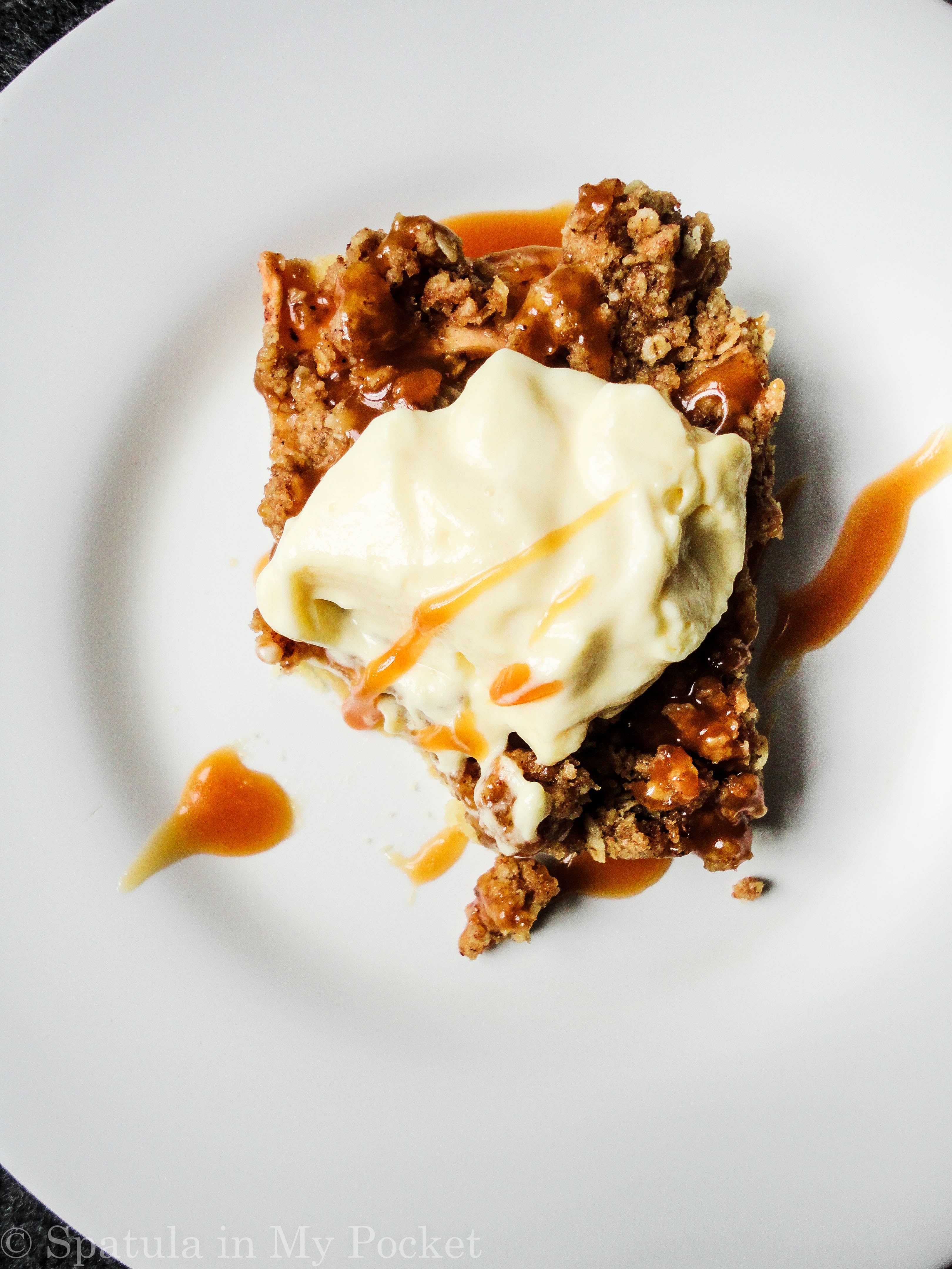 Shortbread crust. Cinnamon apples. Crumb topping. Salted caramel. Apple pie bars...The perfect fall dessert!