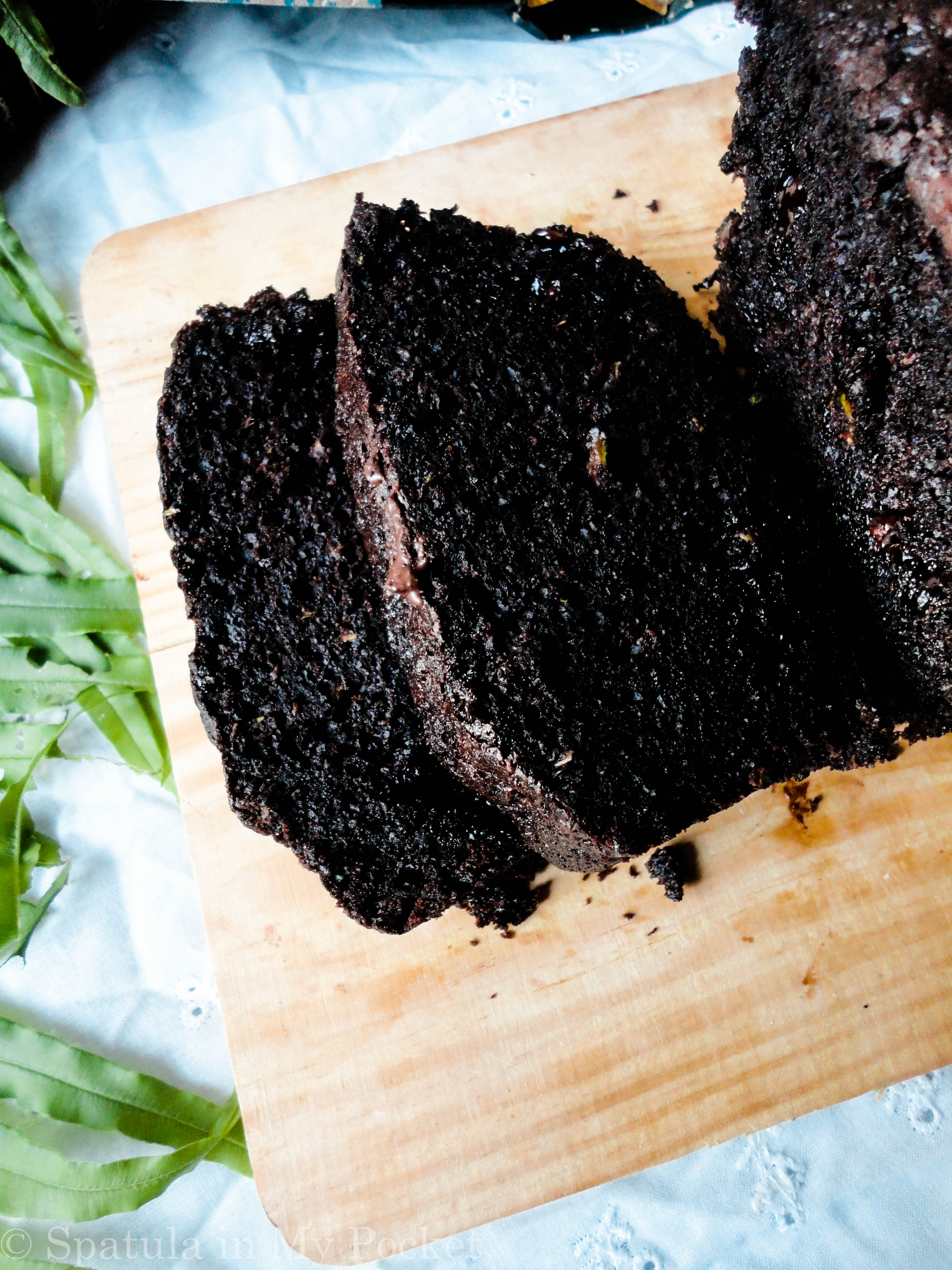Double Chocolate Zucchini Bread: deliciously moist, intense and chocolatey  #moist #chocolate #zucchinibread #delicious