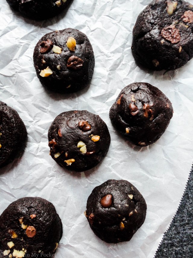 Extra thick, extra fudgy and completely irresistible brownie cookies. #brownies #cookies #triplechocolate