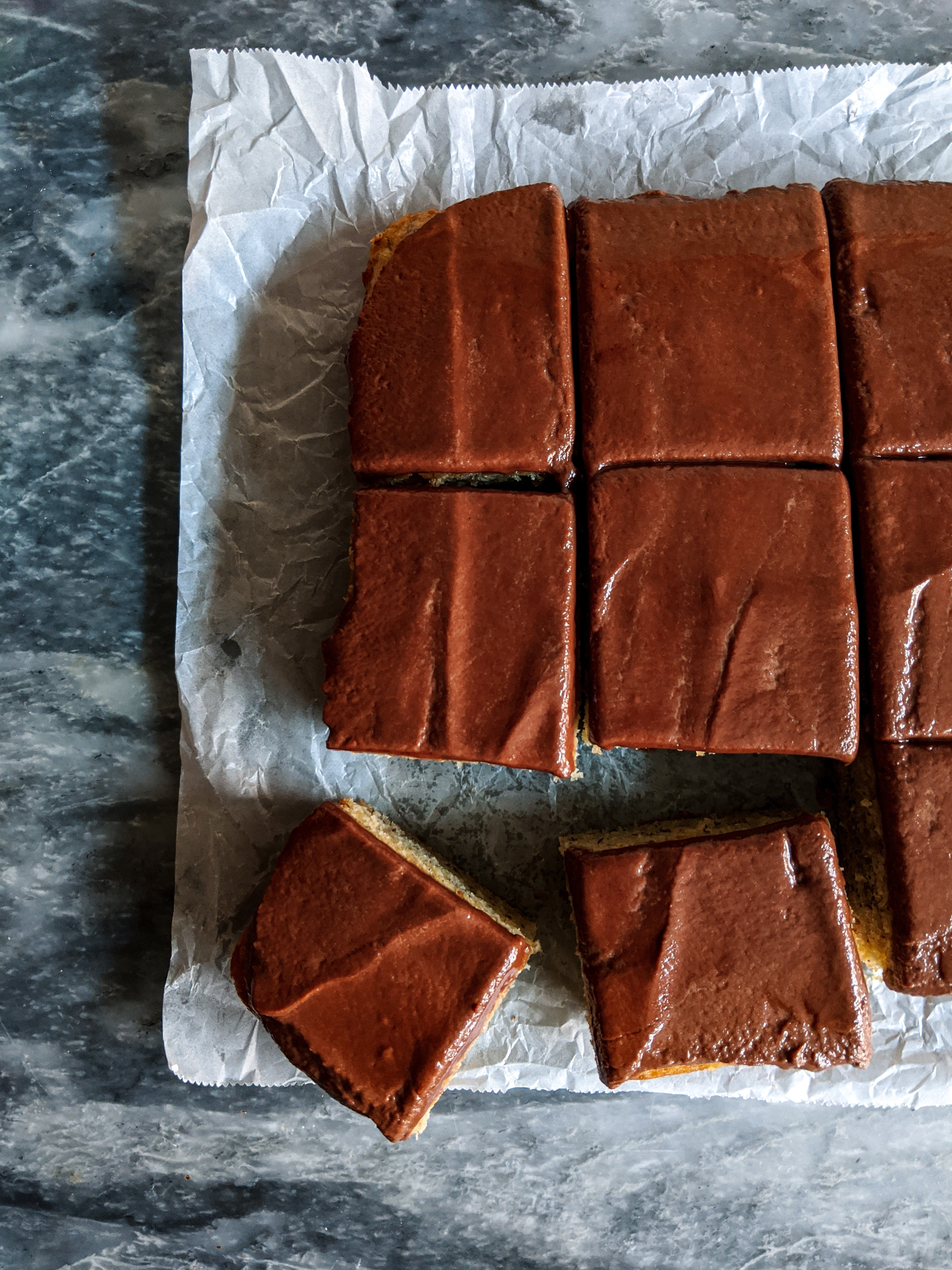 asy banana cake recipe makes for the absolute best banana cake you’ll ever try. It’s moist and fluffy, packed with banana flavor with an added punch from the cinnamon.